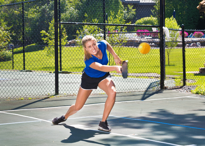 angela returning serve